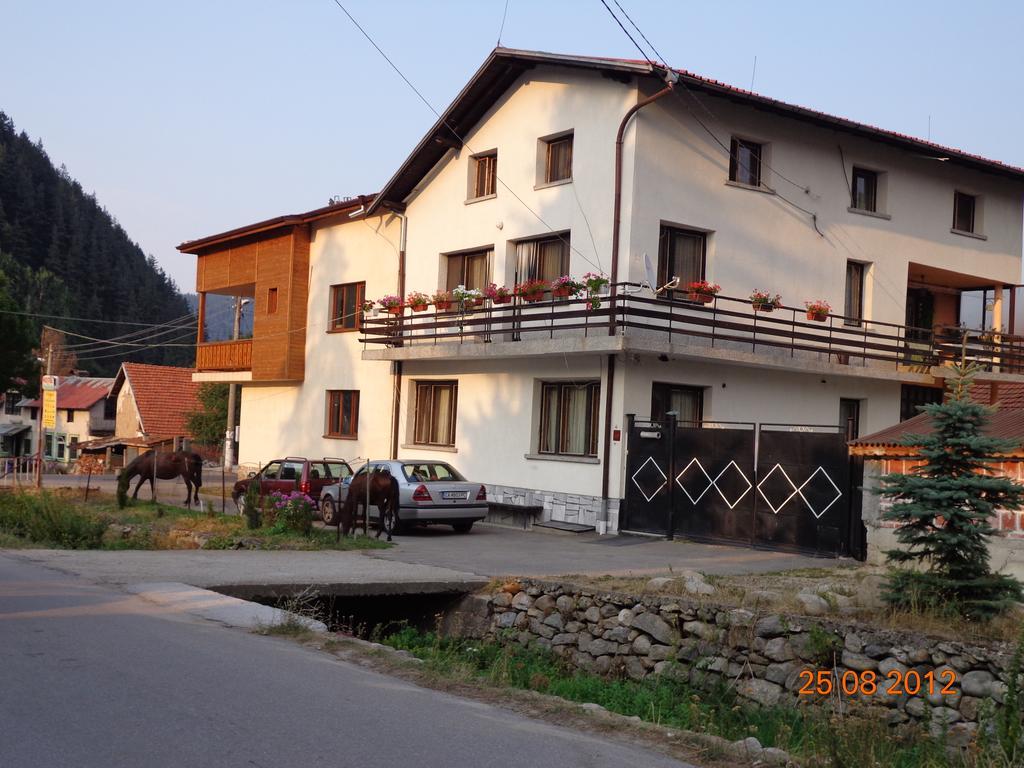 Family Hotel Ecorelax Madzhare Exterior photo